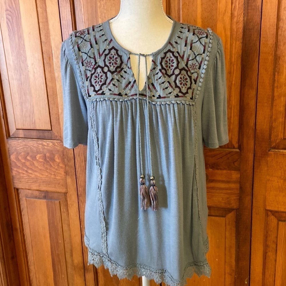 Artesia Boho Short Sleeved Rayon/Spandex Popover Top Tassled Preowned Size Small